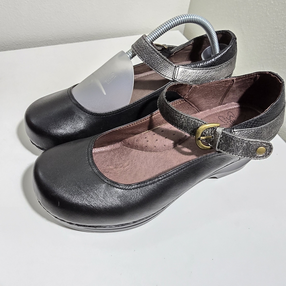 Metallic Black MaryJane stylis Wedge clogs ankle strap roundtoe naturally classy